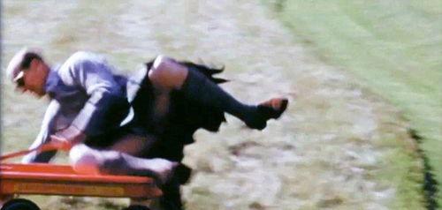 成人摔倒视频素材无水印,揭秘成人摔倒的瞬间动态-第2张图片-草莓视频深夜