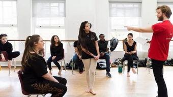 成人深圳跑操视频,成人团队活力四溢的晨练瞬间-第3张图片-草莓视频深夜