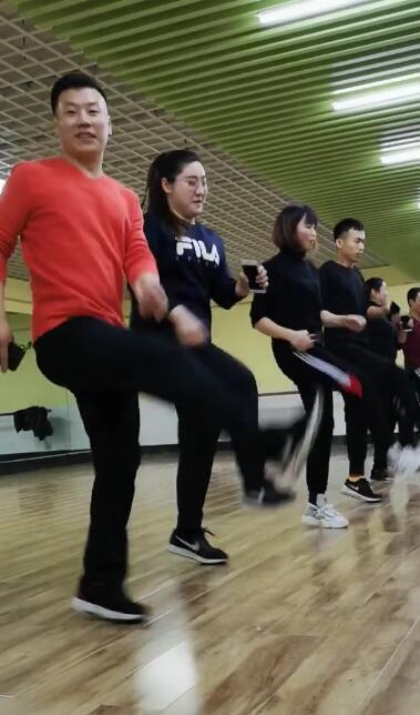 成人跳绳脚步训练视频,跟随视频轻松掌握技巧-第3张图片-草莓视频深夜 成人跳绳脚步训练视频,跟随视频轻松掌握技巧-第3张图片-草莓视频深夜