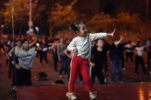 自由成人广场舞视频大全,自由成人舞动瞬间精选集-第1张图片-草莓视频深夜